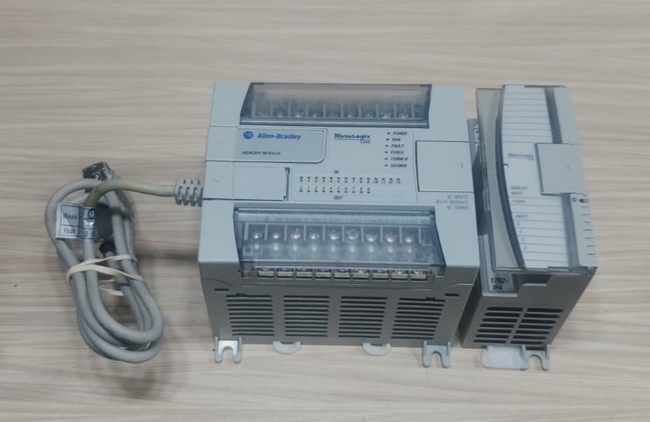 Allen-Bradley MicroLogix 1200 1762-L24AWA 1762-IF4 Analog Input 1762-MM1 Memory
