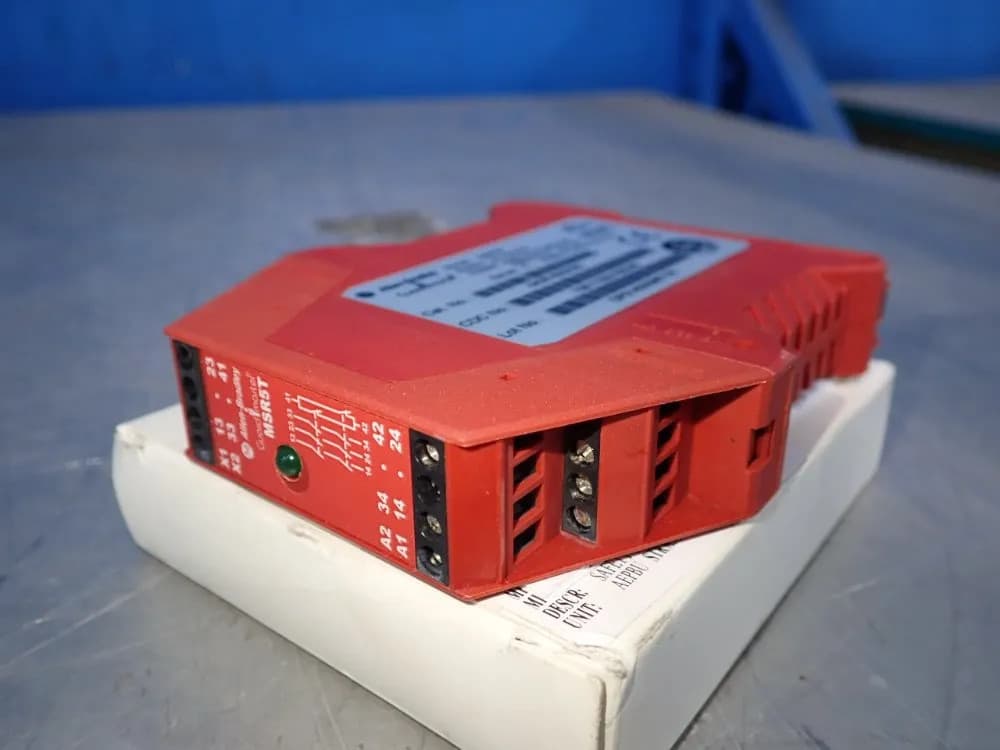 ALLEN BRADLEY SAFETY RELAY 440R-B23020
