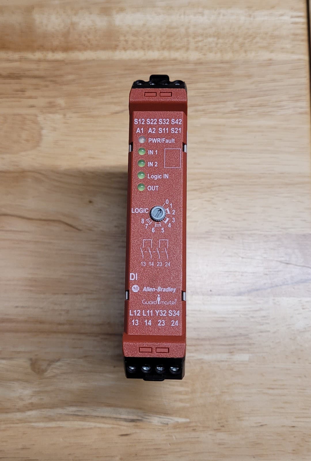 Allen Bradley 440R-EM4R2D Guardmaster Safety Relay 24VDC Brand New Without Box